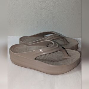 OOFOS OOmega OOlala Flip Flop Thong Sandal Women’s Sz US 8 Tan